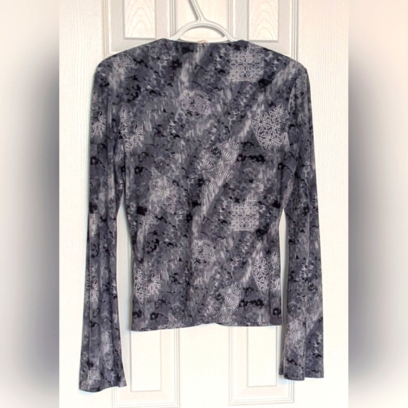 Women's (Size S/M) V-Neck Top With Faux Gathering Feature & Wide Sleeves - Picture 6 of 13